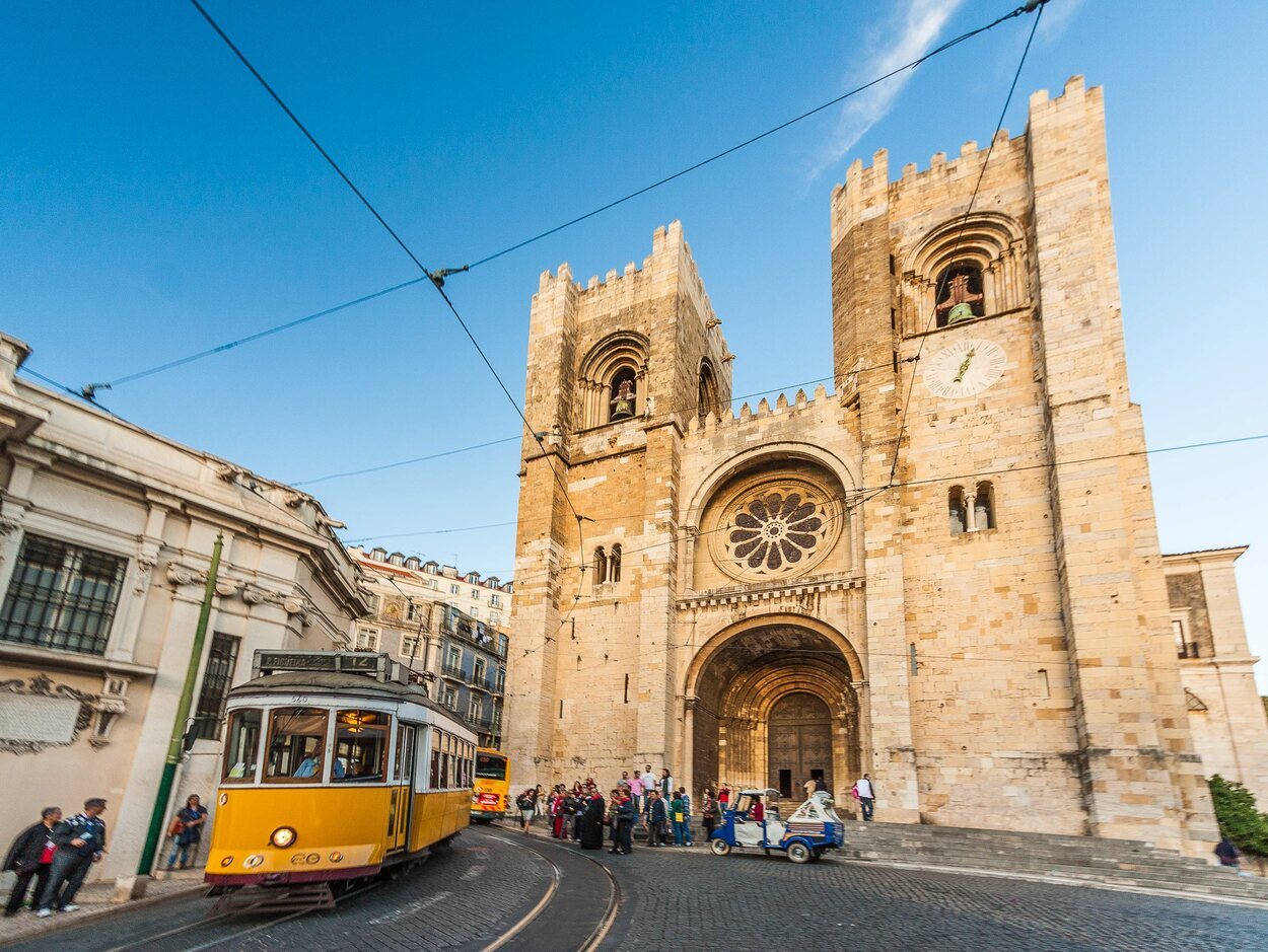 En la línea 28 se podrá observar muy de cerca la Catedral de Lisboa