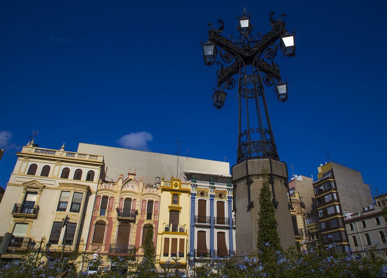 Plaza de la Independencia con sus edificios modernistas y su famosa farola