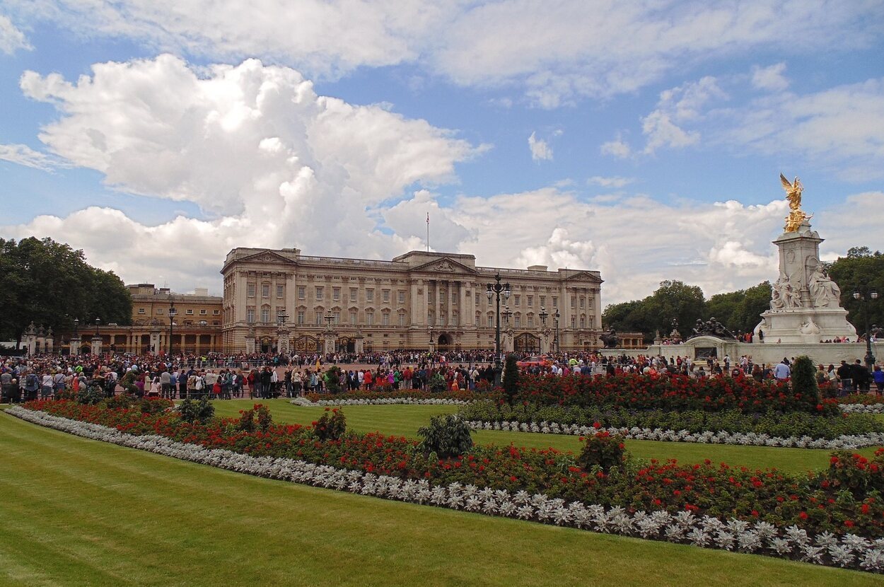 Panorámica de la fachada principal del Palacio de Buckingham