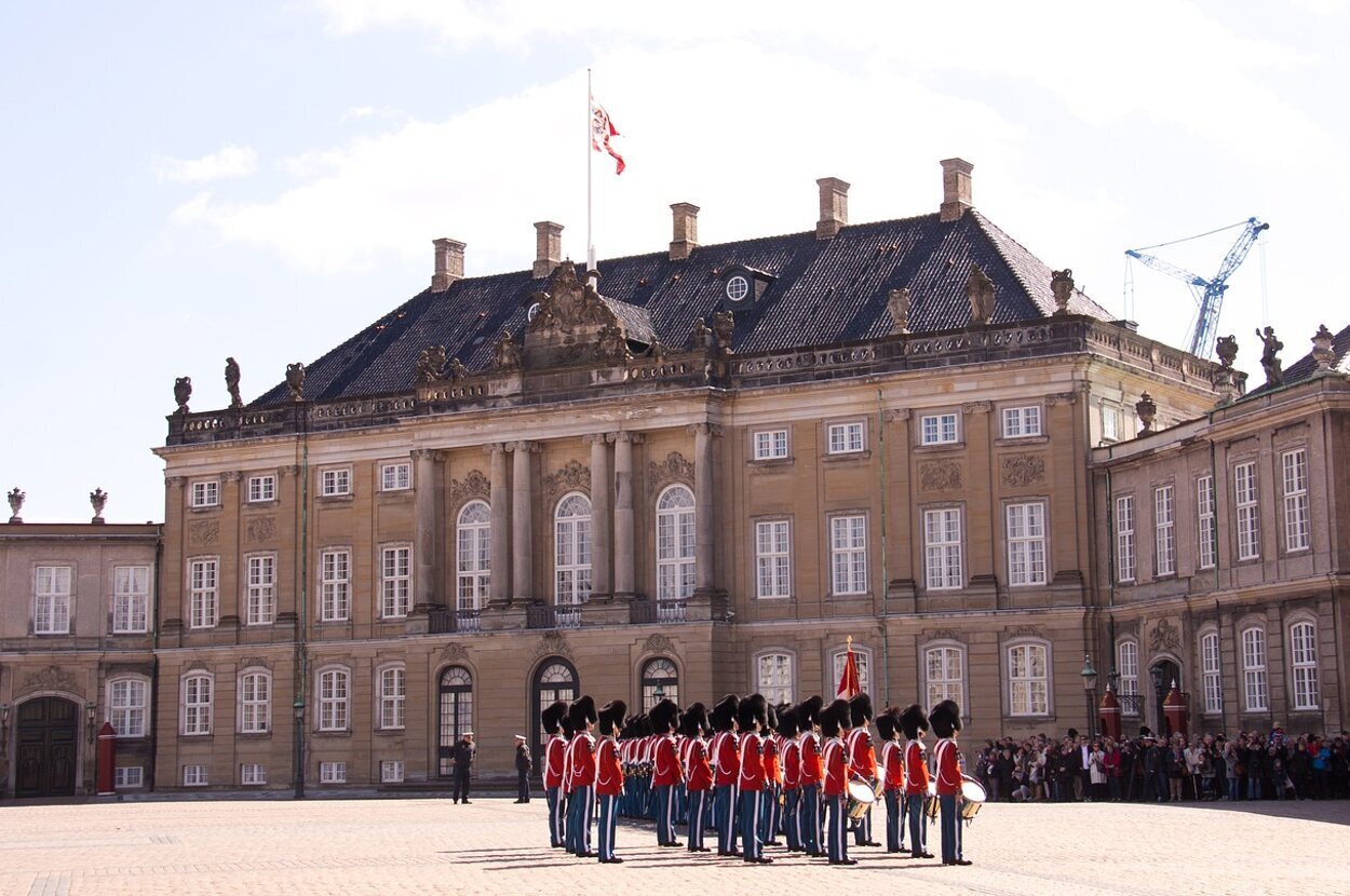 El cambio de guardia es uno de los grandes eventos diarios que se viven en el Palacio de Amalienborg