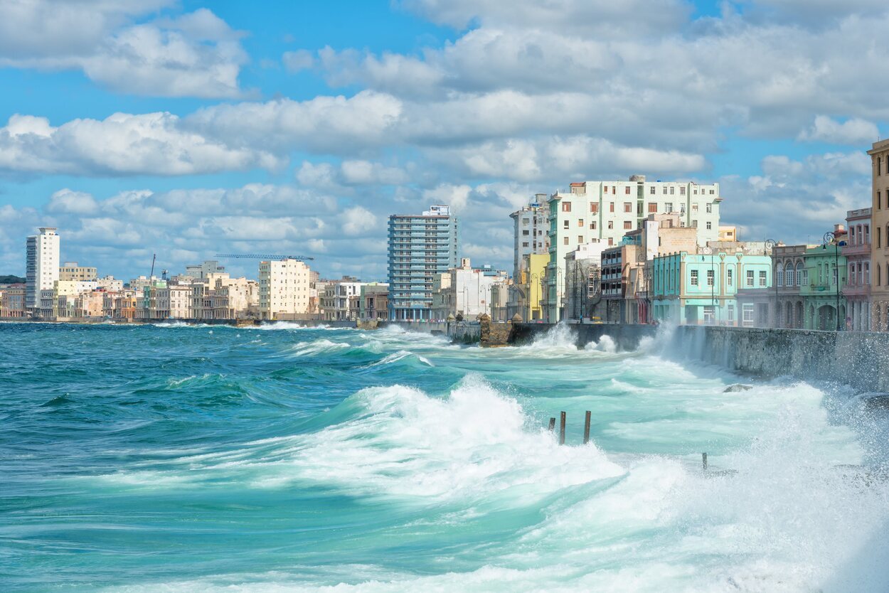 El Malecón, famoso paseo marítimo en Cuba