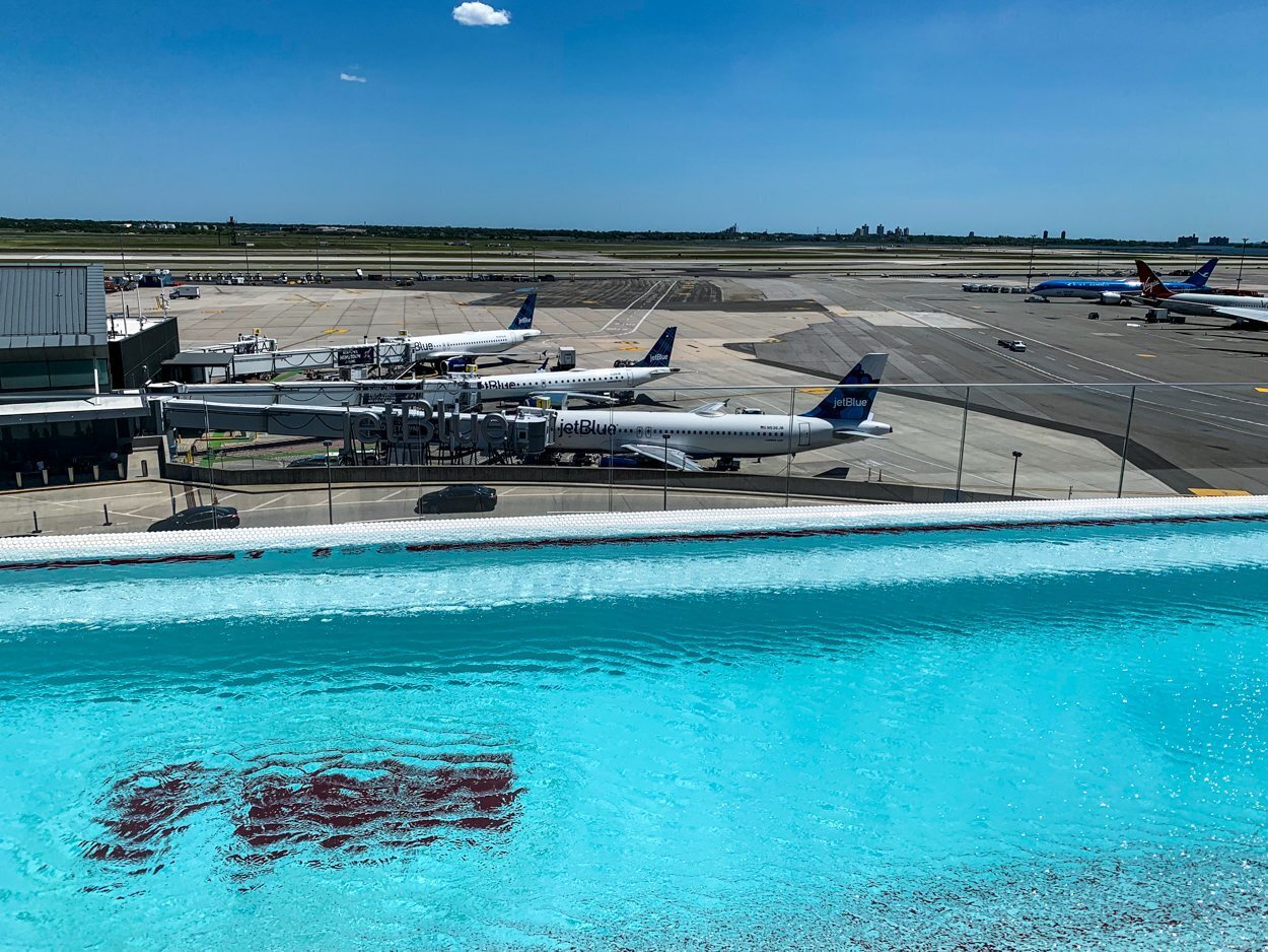La piscina del Hotel TWA, con vistas a la pista del JFK