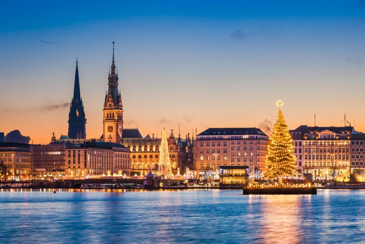 En medio del lago Alster en Hamburgo se encuentra un bonito árbol de Navidad