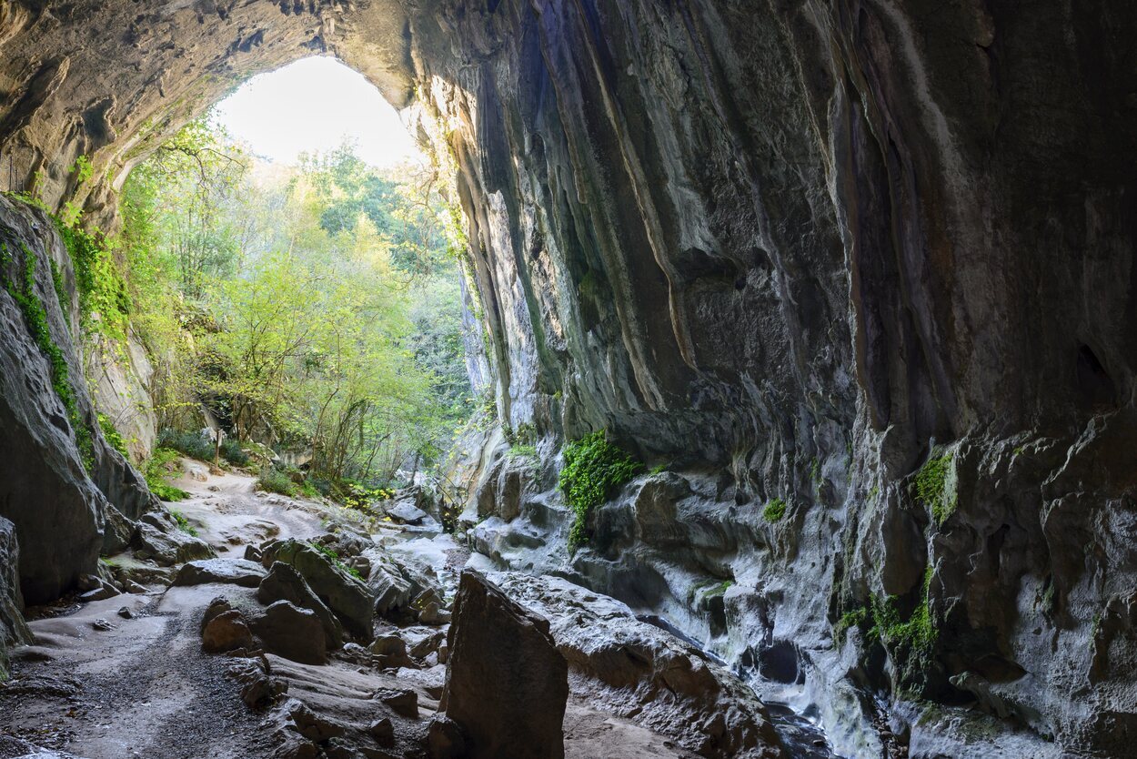Acceso a las cuevas de Zugarramurdi
