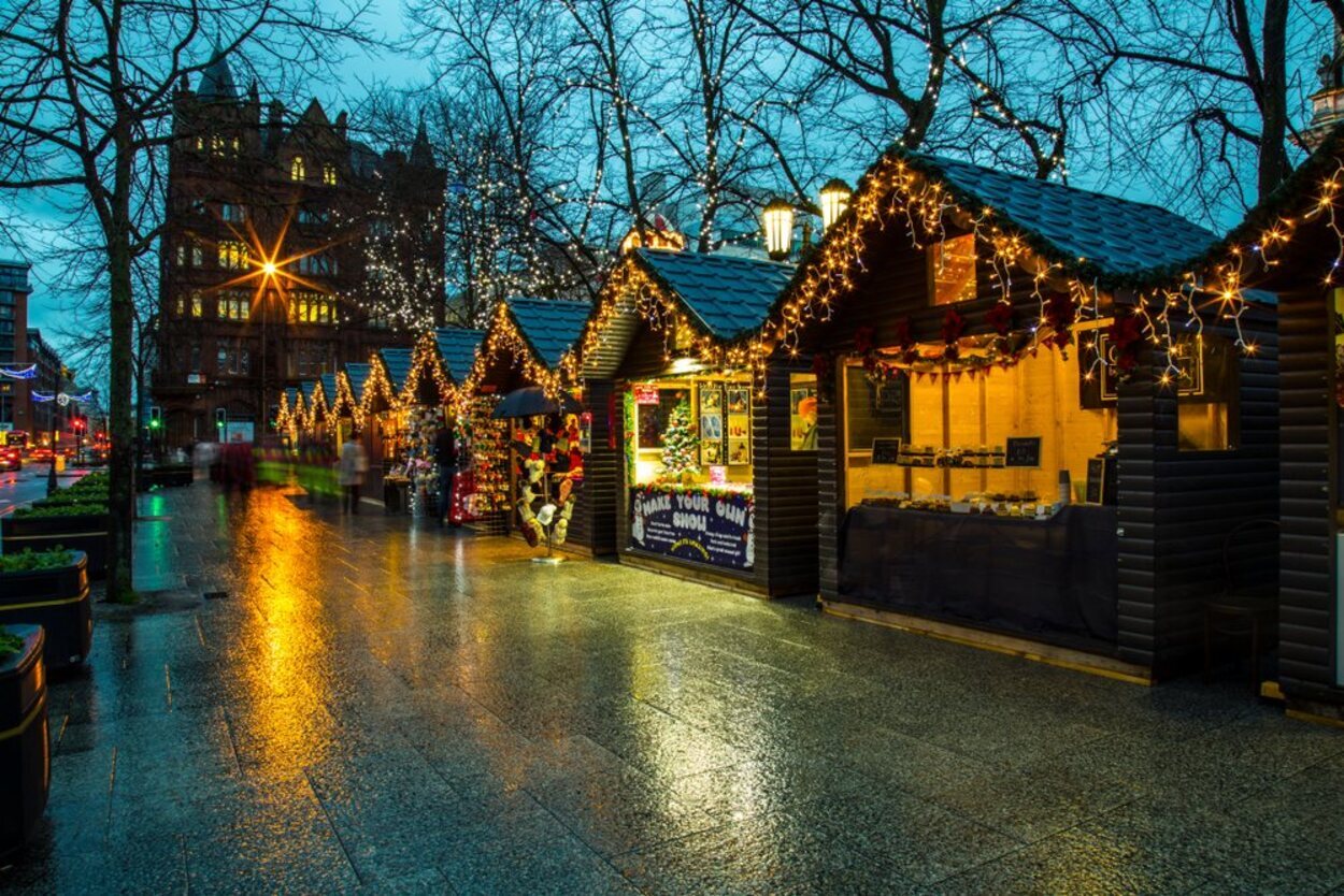Los mercadillos navideños, como este en Belfast, son una de las tradiciones más bonitas