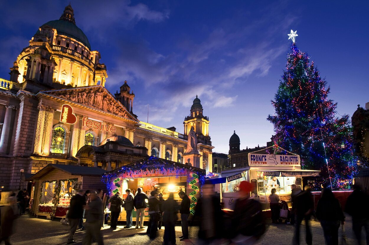 El Ayuntamiento de Belfast se convierte en un pueblo continental muy animado | Foto: Turismo Irlanda