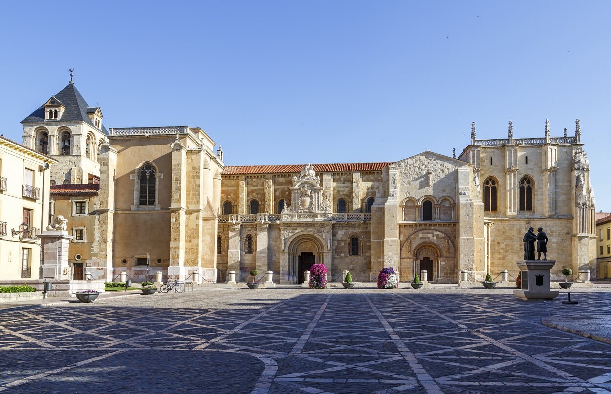 La Real Colegiata Basílica de San Isidoro alberga en su interior el Panteón de los Reyes de León