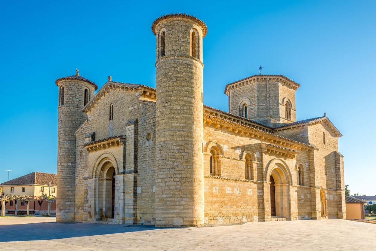 la Iglesia de San Martín de Tours, en Frómista, es el mejor ejemplo del románico palentino