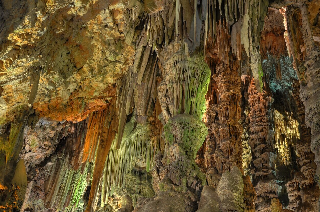 estalactitas y estalagmitas en la Cueva de San Miguel