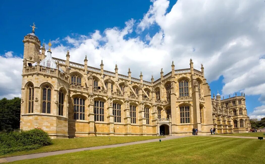 Descubre la Capilla de San Jorge del Castillo de Windsor, escenario de bodas reales y cripta real de Isabel II y otros royals