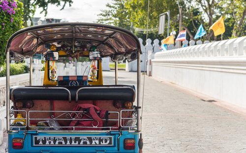 Cómo moverse en Phuket de la manera más barata: taxis, tuks tuks y Grab