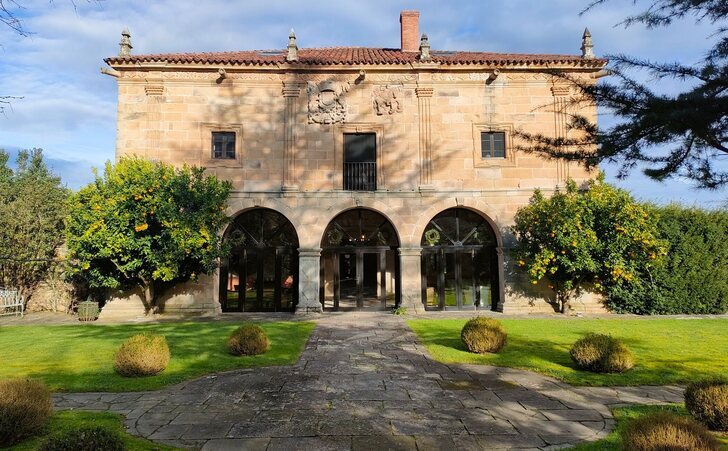 Siéntete como un príncipe o una princesa en el Palacio de La Helguera, un lujo a tu alcance en Cantabria