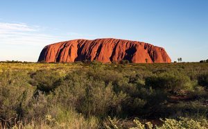 Dónde está y cómo llegar a Uluru (Ayers Rock), la formación rocosa de Australia que desprende magia