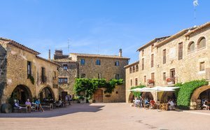Qué ver en Monells: descubre el pueblo de Girona más cinematográfico