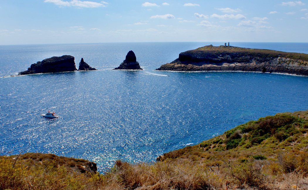 Conoce las Islas Columbretes: la joya volcánica de Castellón que reposa sobre las aguas del Mediterráneo