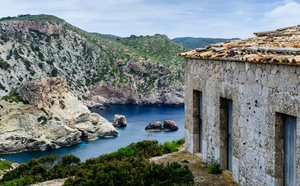 Qué ver y cómo llegar a Cabrera, una isla mágica y llena de secretos en Baleares