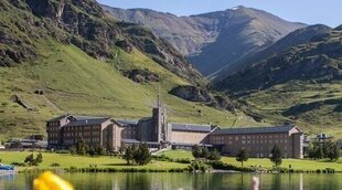 Descubre Vall de Núria, una joya entre montañas en el Pirineo catalán a la que solo puedes acceder en tren cremallera