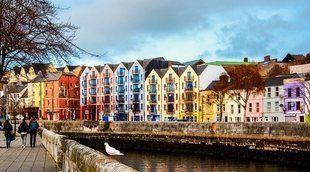 Descubre Cork, la ciudad irlandesa en medio del río Lee