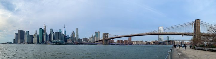 El skyline de Downtown Manhattan y el Puente de Brooklyn de Nueva York