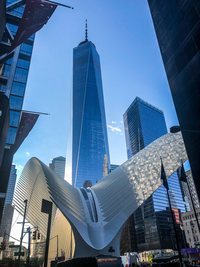 One World Trade Center con el Oculus en primera plana en Nueva York
