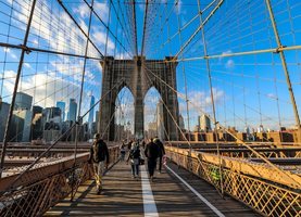 Uno de los arcos del Puente de Brooklyn que une Manhattan con Brooklyn en Nueva York