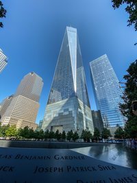 El rascacielos One World Trade Center se levanta cerca de los monumetos en recuerdo a las víctimas del 11-S