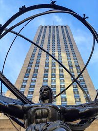 La estatua de Zeus, en la Quinta Avenida de Nueva York con el edificio Rockefeller de fondo