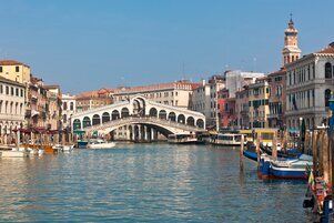 Puente de Rialto sobre el Gran Canal de Venecia