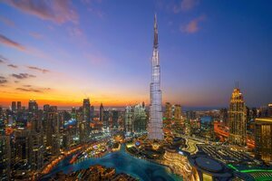 El Burj Khalifa y el skyline de Dubai al anochecer