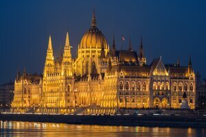 El Parlamento de Budapest iluminado de noche