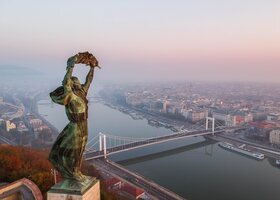 Vista de la Estatua de la Libertad desde la Ciudadela de Budapest