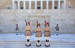 Los Evzones ante la Tumba del Soldado Desconocido en la Plaza Sintagma de Atenas