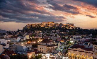 Plaza Monasteraki y la Acrópolis al atardecer en Atenas