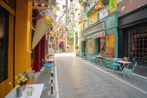 Una colorida calle de Plaka en Atenas