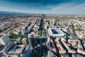 El Paseo de la Castellana con el estadio Santiago Bernabéu del Real Madrid en primer plano a la derecha.