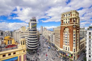 Vista de la Gran Vía y el edificio Schweppes desde la Plaza de Callao de Madrid