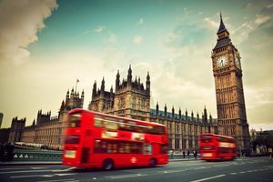 El Big Ben y Houses of Parliament con el clásico bus londinense en primer plano.