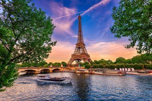 La Torre Eiffel de París con vistas del río Sena.