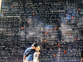 La pared del amor en el barrio de Montmartre en el barrio de Montmartre en París
