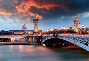 El puente Alexander III de París al atardecer.