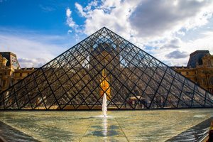La pirámide del museo del Louvre de París