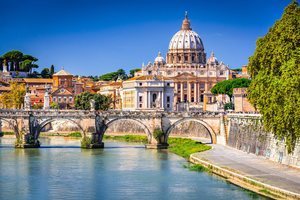 El Río Tiber de Roma con la cúpula de San Pedro de fondo.