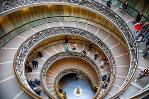 La escalera del Museo Vaticano de Roma