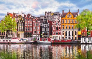 Vista de una calle de Amsterdam con sus tradicionales casas y sus canales