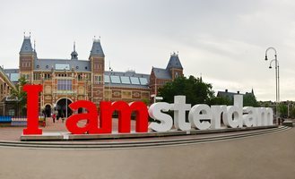 El Rijksmuseum de Amsterdam con el tradicional logotipo de I am sterdam.