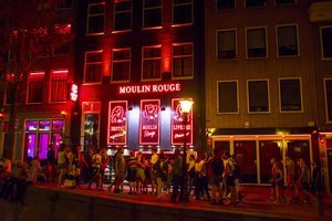 El característico barrio rojo de Amsterdam de noche.