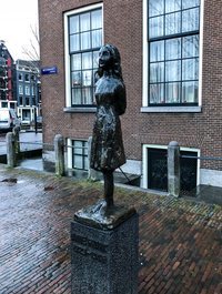 La estatua de Ana Frank a las puertas de su casa museo en Amsterdam.