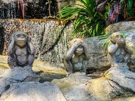 Estatua de los tres monos en el templo de Wat Saket en Bangkok
