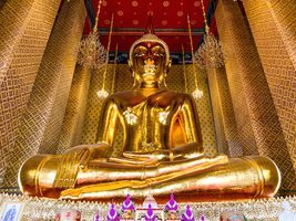 Una estatua budista en el templo de Wat Kalayanamitr en Bangkok