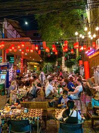 Restaurante al aire libre en la calle Rambuttri en Bangkok
